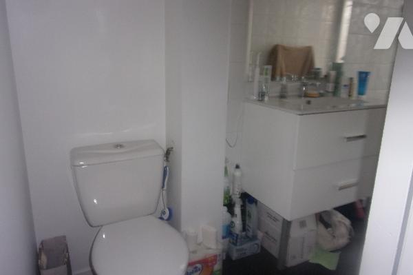 Maison ,1 cuisine équipée ouverte sur le salon,2 wc,1 lingerie,2 chambres,1 douche à l'italienne.