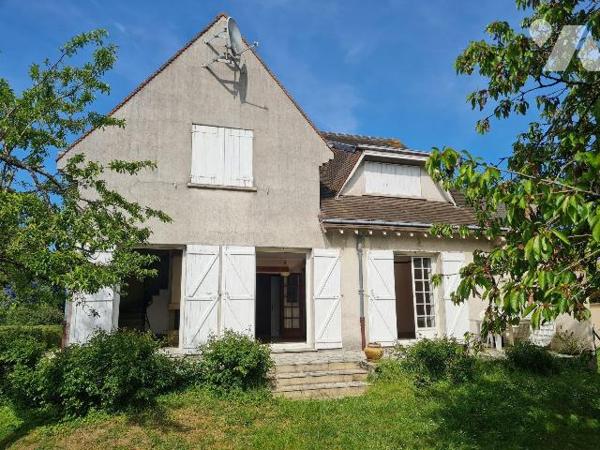 Proche de toutes commodités, et des grands axes, gare de Melun à 2.5km,
Une maison élevée sur ...