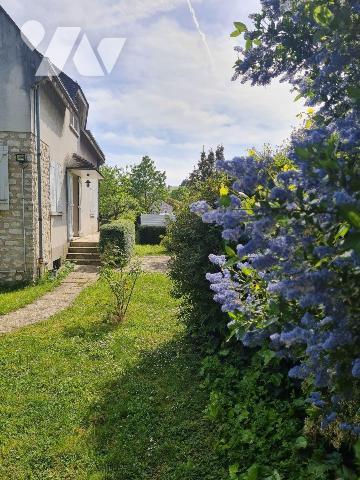 Proche de toutes commodités, et des grands axes, gare de Melun à 2.5km,
Une maison élevée sur ...