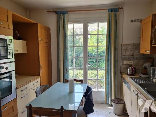 Proche de toutes commodités, et des grands axes, gare de Melun à 2.5km,
Une maison élevée sur ...