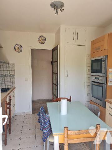 Proche de toutes commodités, et des grands axes, gare de Melun à 2.5km,
Une maison élevée sur ...