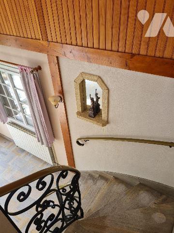 Proche de toutes commodités, et des grands axes, gare de Melun à 2.5km,
Une maison élevée sur ...