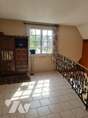 Proche de toutes commodités, et des grands axes, gare de Melun à 2.5km,
Une maison élevée sur ...