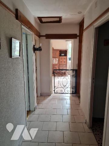 Proche de toutes commodités, et des grands axes, gare de Melun à 2.5km,
Une maison élevée sur ...