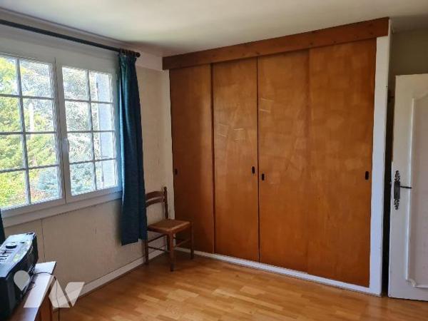 Proche de toutes commodités, et des grands axes, gare de Melun à 2.5km,
Une maison élevée sur ...