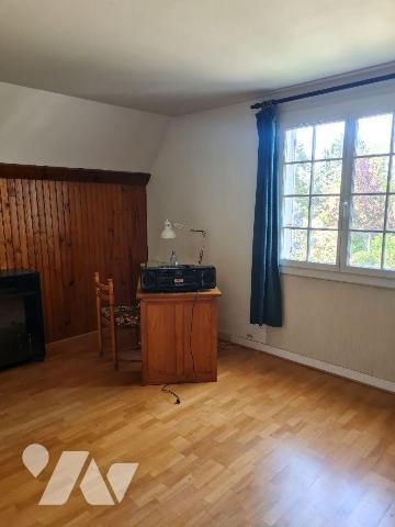Proche de toutes commodités, et des grands axes, gare de Melun à 2.5km,
Une maison élevée sur ...