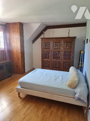 Proche de toutes commodités, et des grands axes, gare de Melun à 2.5km,
Une maison élevée sur ...