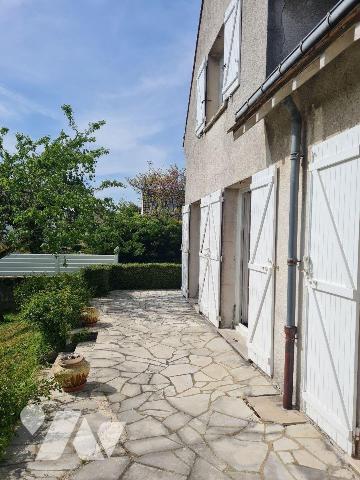 Proche de toutes commodités, et des grands axes, gare de Melun à 2.5km,
Une maison élevée sur ...