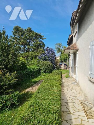 Proche de toutes commodités, et des grands axes, gare de Melun à 2.5km,
Une maison élevée sur ...