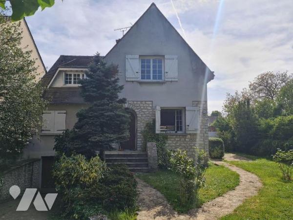 Proche de toutes commodités, et des grands axes, gare de Melun à 2.5km,
Une maison élevée sur ...