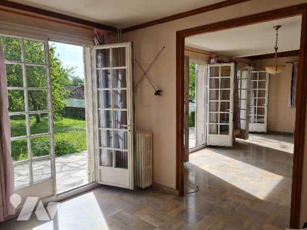 Proche de toutes commodités, et des grands axes, gare de Melun à 2.5km,
Une maison élevée sur ...