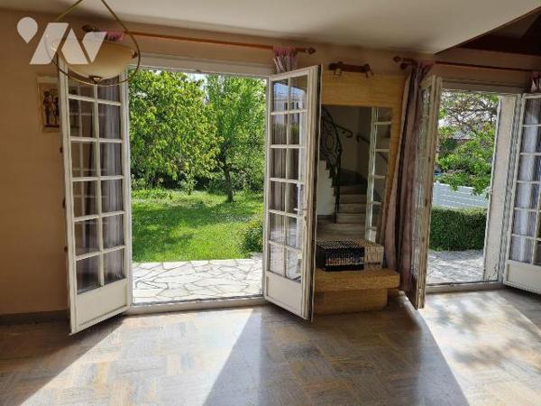 Proche de toutes commodités, et des grands axes, gare de Melun à 2.5km,
Une maison élevée sur ...