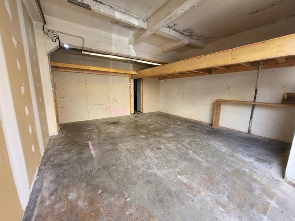 SAINT CYPRIEN PATTE D'OIE Garage de 28m² avec potentiel de transformation en local professionnel