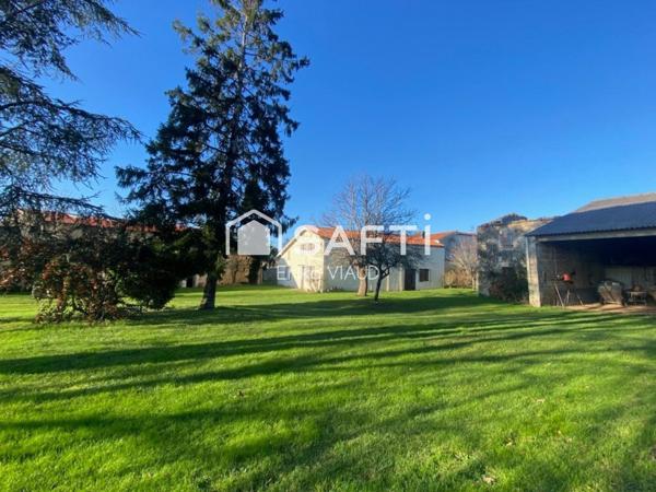 Maison à rénover avec de nombreuses dépendances