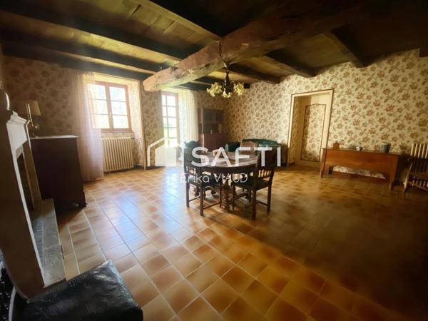 Maison à rénover avec de nombreuses dépendances