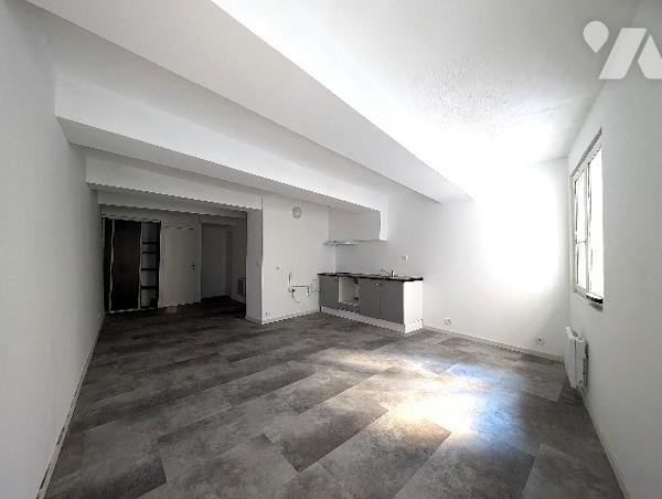 Grand studio de 33 m² au RDC, au coeur du Panier.