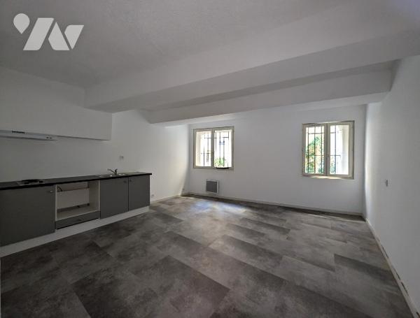 Grand studio de 33 m² au RDC, au coeur du Panier.
