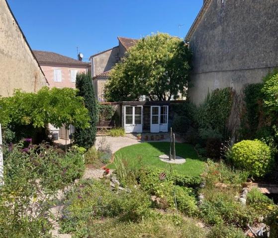 Somptueuse Maison de Ville avec Jardin et Dépendances
