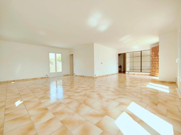 T8 au calme. Dépendance. DPE C. Piscine. Commerces