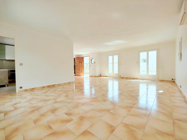 T8 au calme. Dépendance. DPE C. Piscine. Commerces