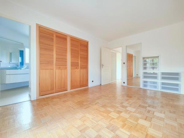 T8 au calme. Dépendance. DPE C. Piscine. Commerces