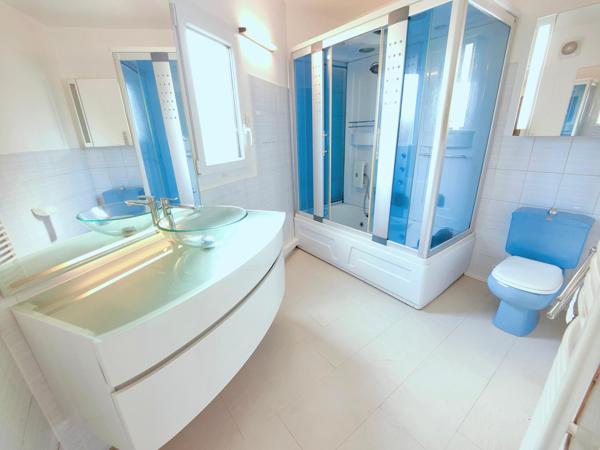 T8 au calme. Dépendance. DPE C. Piscine. Commerces