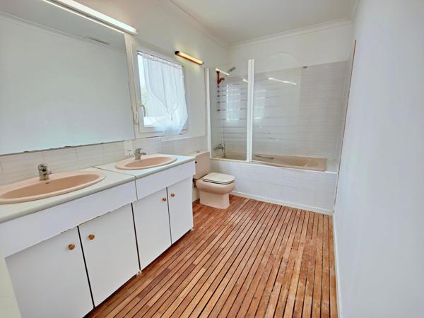 T8 au calme. Dépendance. DPE C. Piscine. Commerces