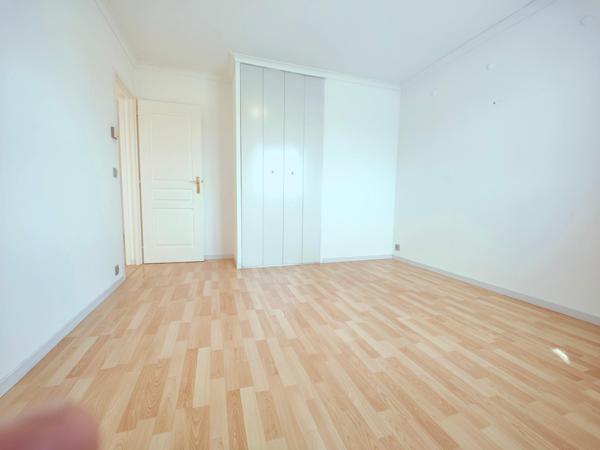 T8 au calme. Dépendance. DPE C. Piscine. Commerces