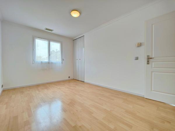 T8 au calme. Dépendance. DPE C. Piscine. Commerces