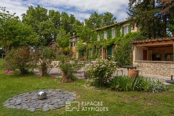 Mas du XVIe siècle et gîtes dans un écrin vert près d’Avignon
