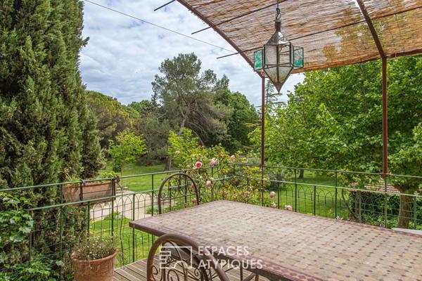 Mas du XVIe siècle et gîtes dans un écrin vert près d’Avignon