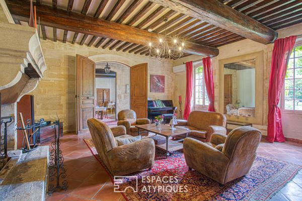 Mas du XVIe siècle et gîtes dans un écrin vert près d’Avignon