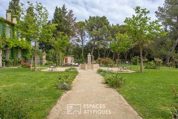 Mas du XVIe siècle et gîtes dans un écrin vert près d’Avignon