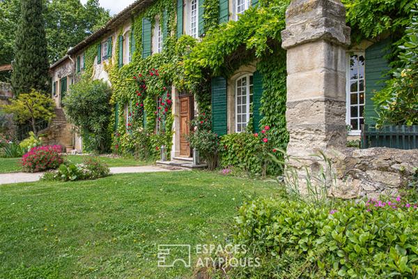 Mas du XVIe siècle et gîtes dans un écrin vert près d’Avignon