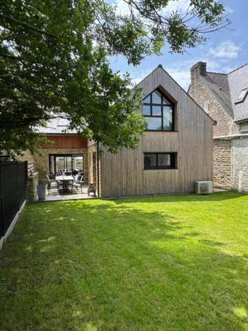 Charmante maison en pierre rénovée, au calme, à 2 km des plages et sentiers côtiers