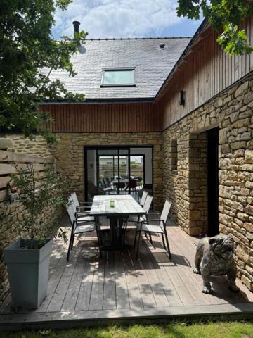 Charmante maison en pierre rénovée, au calme, à 2 km des plages et sentiers côtiers