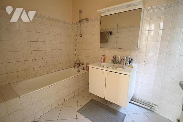 Dans le 16 éme arrondissement, en plein c?ur du quartier Passy, à 10 min du bord de seine,  app...