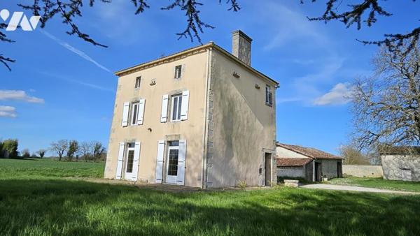 A vendre à RUFFEC, Un ensemble immobilier avec terrain attenant de 2ha3, avec maison et dépendances 