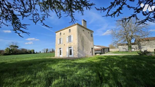 A vendre à RUFFEC, Un ensemble immobilier avec terrain attenant de 2ha3, avec maison et dépendances 