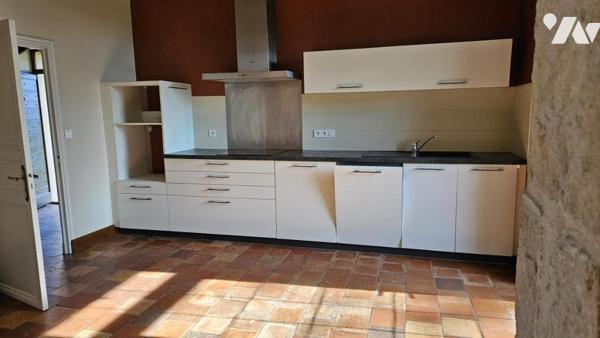 A vendre à RUFFEC, Un ensemble immobilier avec terrain attenant de 2ha3, avec maison et dépendances 