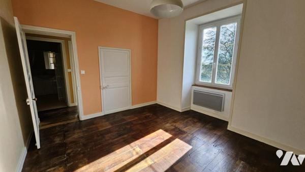 A vendre à RUFFEC, Un ensemble immobilier avec terrain attenant de 2ha3, avec maison et dépendances 