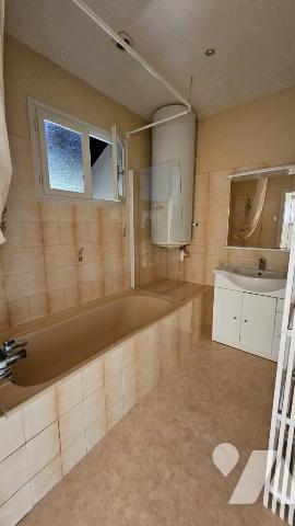 A vendre à RUFFEC, Un ensemble immobilier avec terrain attenant de 2ha3, avec maison et dépendances 