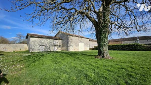 A vendre à RUFFEC, Un ensemble immobilier avec terrain attenant de 2ha3, avec maison et dépendances 