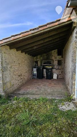 A vendre à RUFFEC, Un ensemble immobilier avec terrain attenant de 2ha3, avec maison et dépendances 