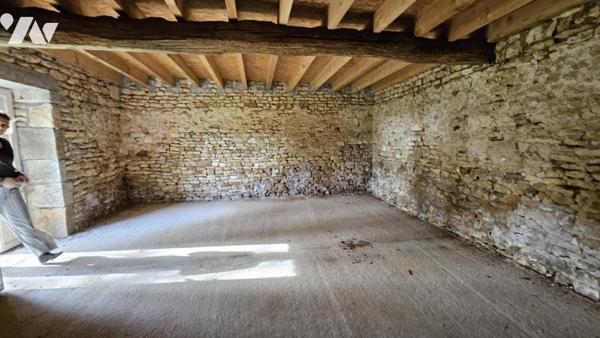 A vendre à RUFFEC, Un ensemble immobilier avec terrain attenant de 2ha3, avec maison et dépendances 