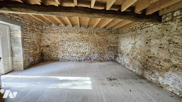 A vendre à RUFFEC, Un ensemble immobilier avec terrain attenant de 2ha3, avec maison et dépendances 