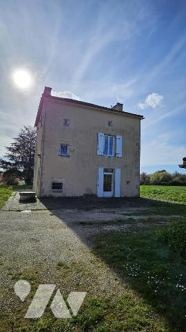 A vendre à RUFFEC, Un ensemble immobilier avec terrain attenant de 2ha3, avec maison et dépendances 