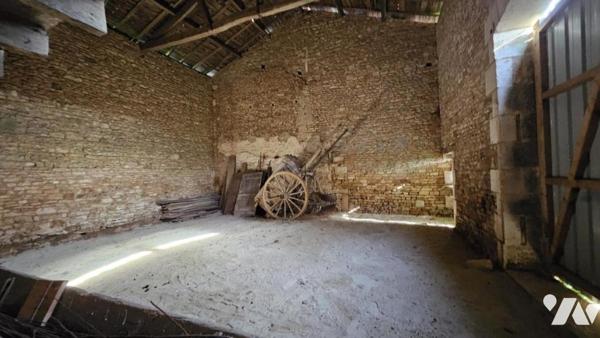 A vendre à RUFFEC, Un ensemble immobilier avec terrain attenant de 2ha3, avec maison et dépendances 