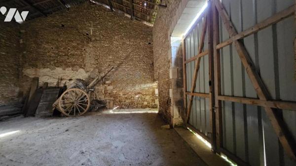 A vendre à RUFFEC, Un ensemble immobilier avec terrain attenant de 2ha3, avec maison et dépendances 