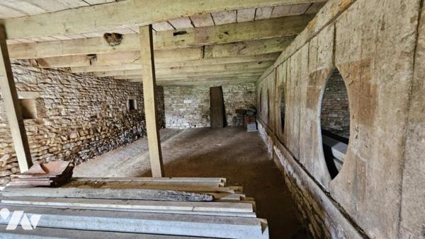 A vendre à RUFFEC, Un ensemble immobilier avec terrain attenant de 2ha3, avec maison et dépendances 